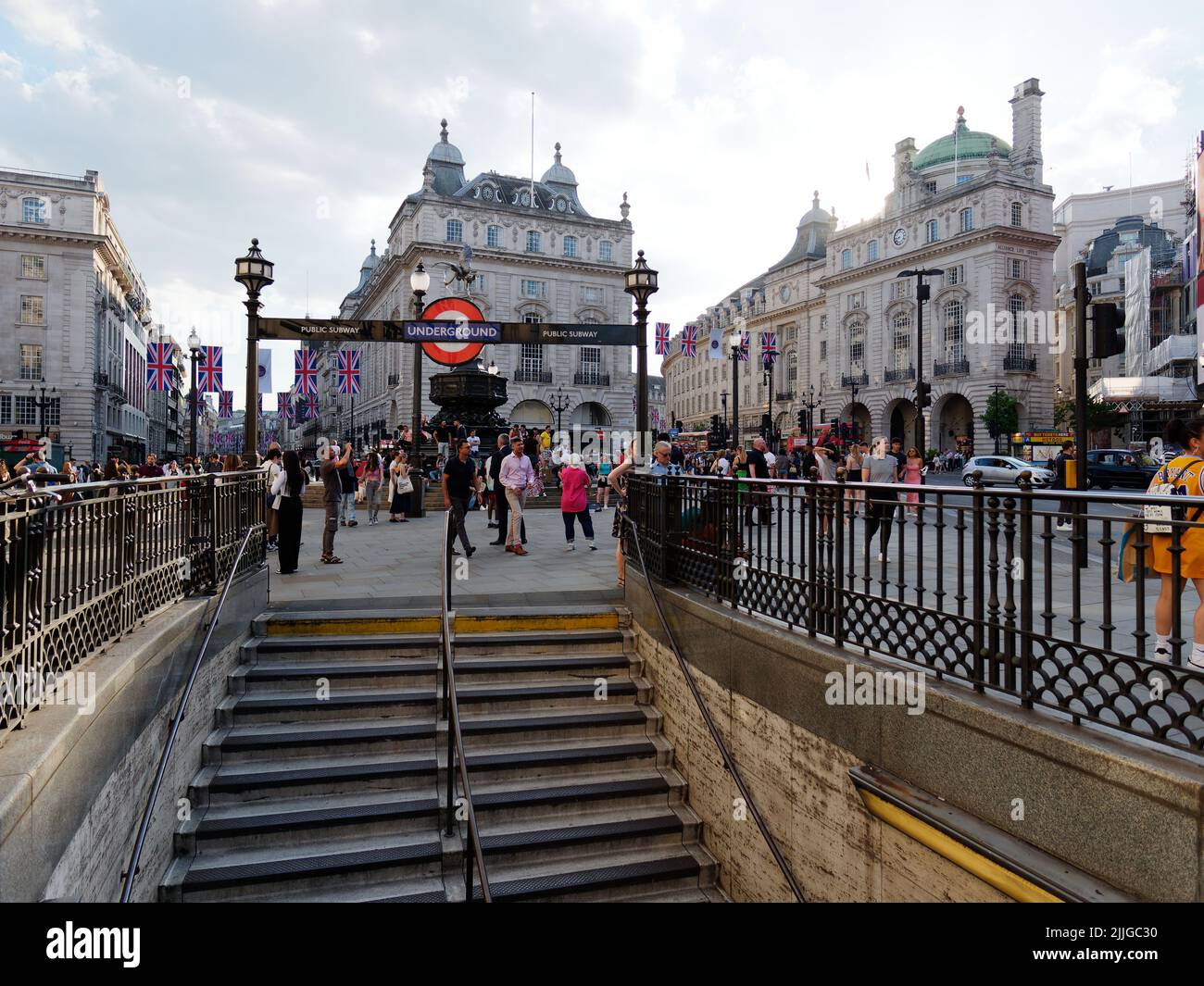 Londra, Greater London, Inghilterra, 15 2022 giugno: Piccadilly Circus visto da una delle stazioni della metropolitana entrate come la folla si riunisce. Foto Stock