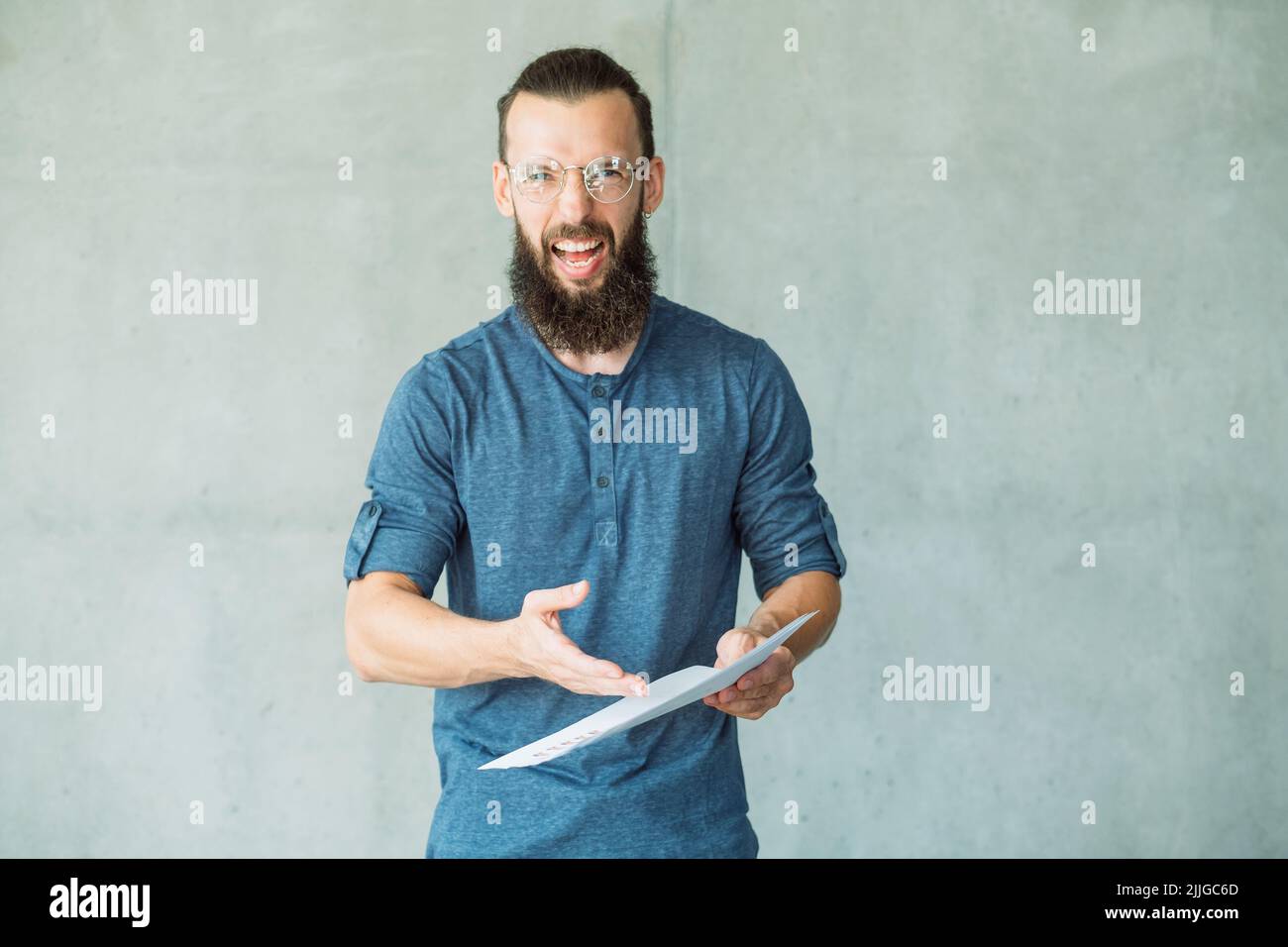 l'uomo arrabbiato documenta il cattivo rapporto di affari indignant Foto Stock