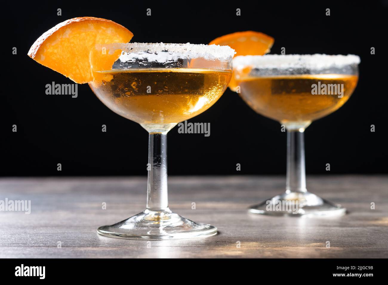 Cocktail sidecar con bordo di zucchero su tavola di legno Foto Stock