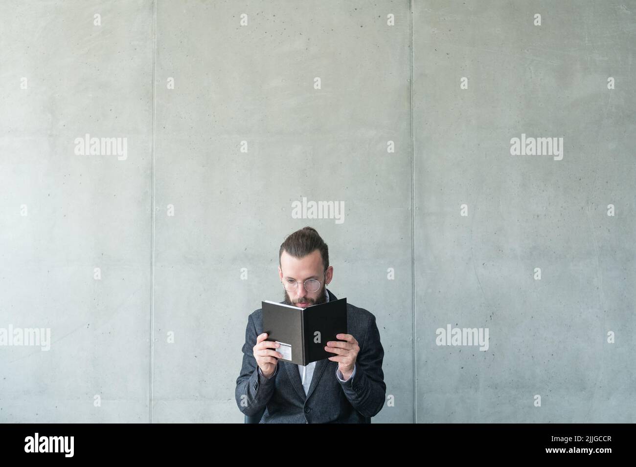 l'uomo ha messo a fuoco leggendo la conoscenza del bookworm imparare Foto Stock