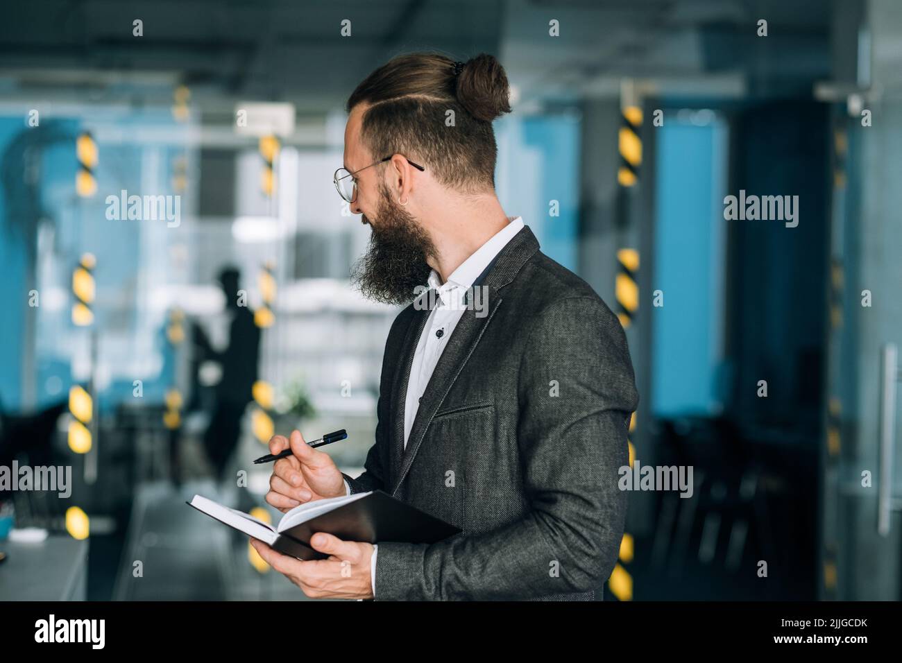 uomo sorridente che scrive quotidiano programma di affari di pianificatore Foto Stock uomo sorridente che scrive quotidiano programma di affari di pianificatore Foto Stock