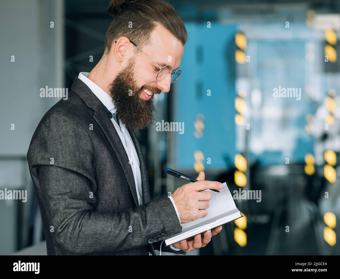 uomo sorridente che scrive quotidiano programma di affari di pianificatore Foto Stock uomo sorridente che scrive quotidiano programma di affari di pianificatore Foto Stock