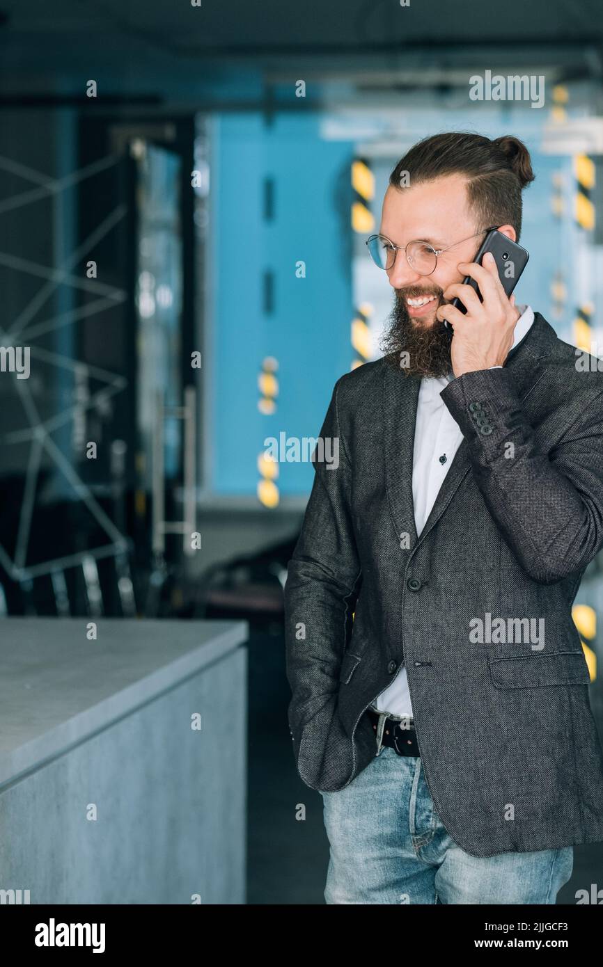 comunicazione business conversazione uomo parlare telefono Foto Stock