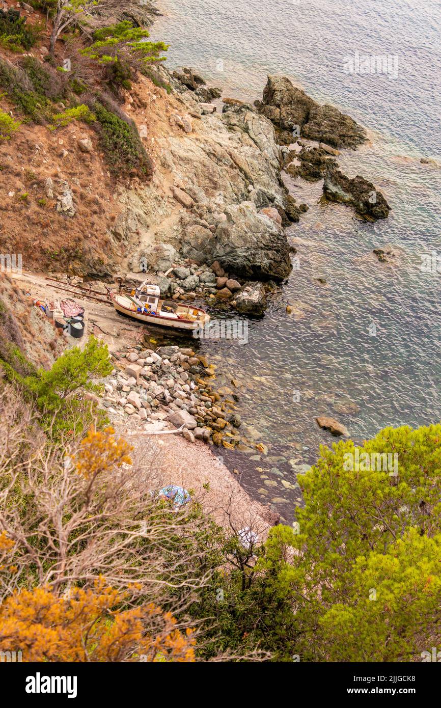 Barca da pesca sulla spiaggia di Ogliera, una piccola spiaggia libera nei pressi di Pomonte Foto Stock