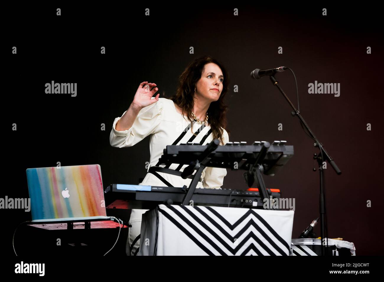 Jodrell Bank, Cheshire, Regno Unito. 24th luglio 2022. Anna Meredith si esibisce dal vivo sul Lovell Stage al Bluedot Festival 2022, che si tiene presso l'osservatorio della Jodrell Bank. Foto Stock