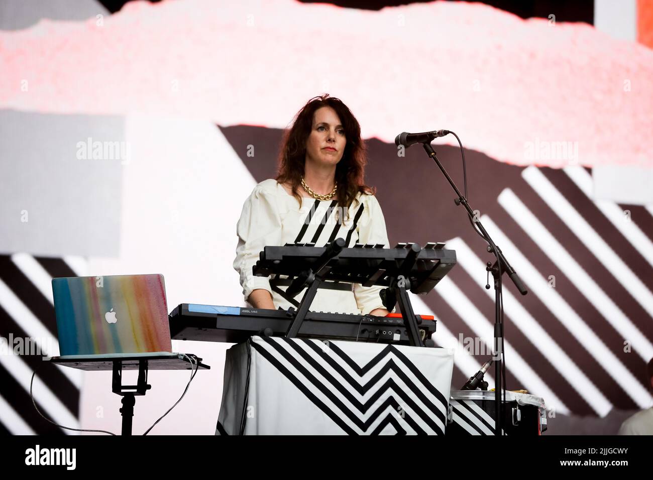 Jodrell Bank, Cheshire, Regno Unito. 24th luglio 2022. Anna Meredith si esibisce dal vivo sul Lovell Stage al Bluedot Festival 2022, che si tiene presso l'osservatorio della Jodrell Bank. Foto Stock