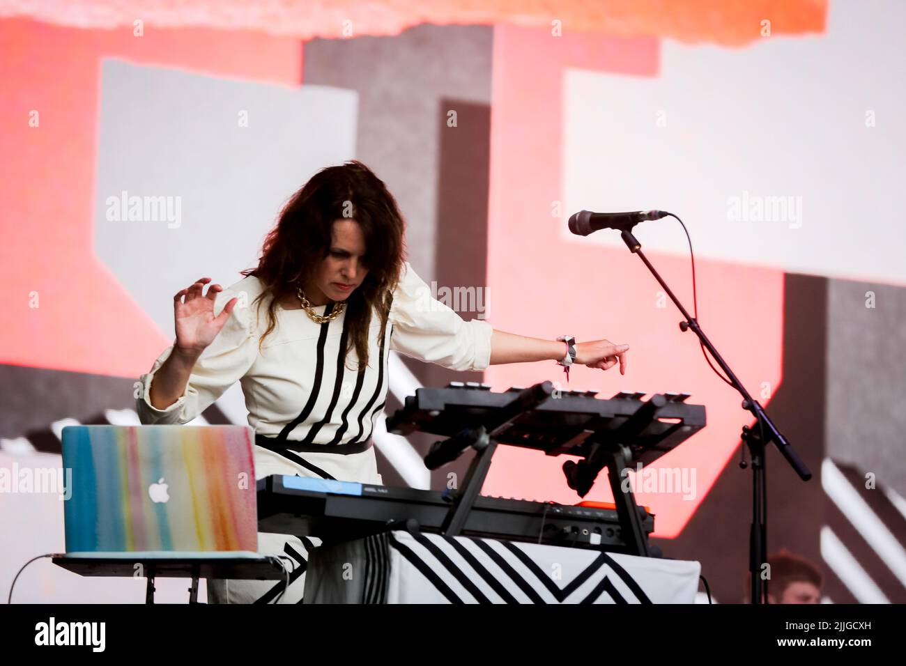 Jodrell Bank, Cheshire, Regno Unito. 24th luglio 2022. Anna Meredith si esibisce dal vivo sul Lovell Stage al Bluedot Festival 2022, che si tiene presso l'osservatorio della Jodrell Bank. Foto Stock