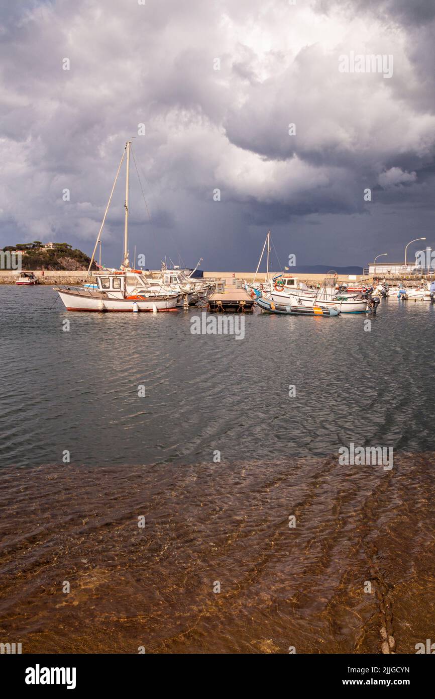 Cavo, Isola d'Elba Provincia di Livorno Italia - 20 settembre 2021 Porto di cavo con il cielo drammatico prima del temporale Foto Stock