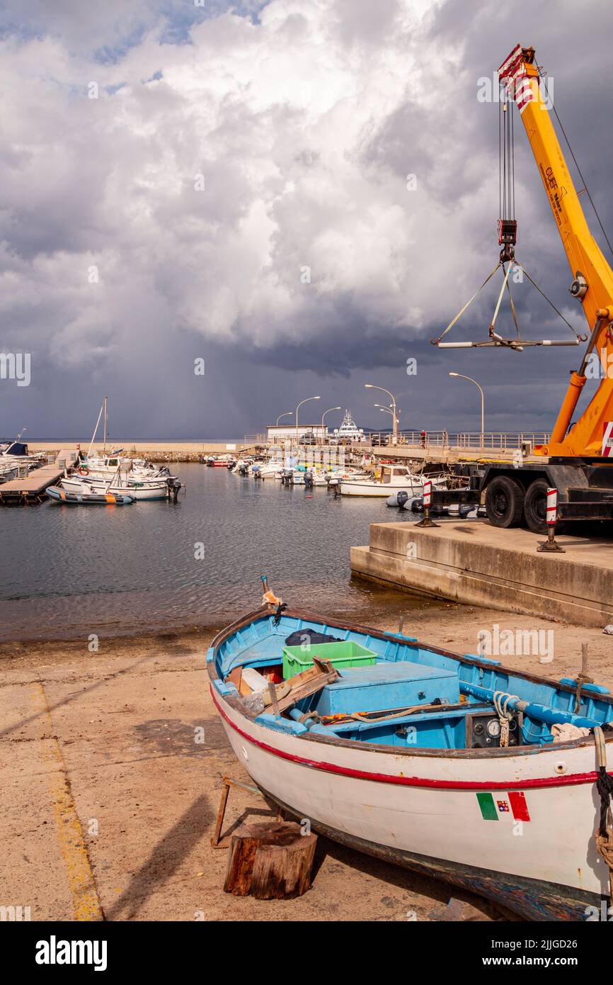 Cavo, Isola d'Elba Provincia di Livorno Italia - 20 settembre 2021 Porto di cavo con il cielo drammatico prima del temporale Foto Stock
