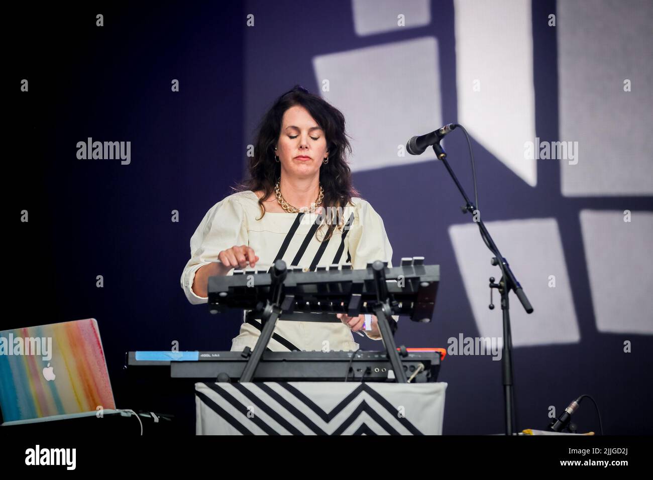 Jodrell Bank, Cheshire, Regno Unito. 24th luglio 2022. Anna Meredith si esibisce dal vivo sul Lovell Stage al Bluedot Festival 2022, che si tiene presso l'osservatorio della Jodrell Bank. Foto Stock