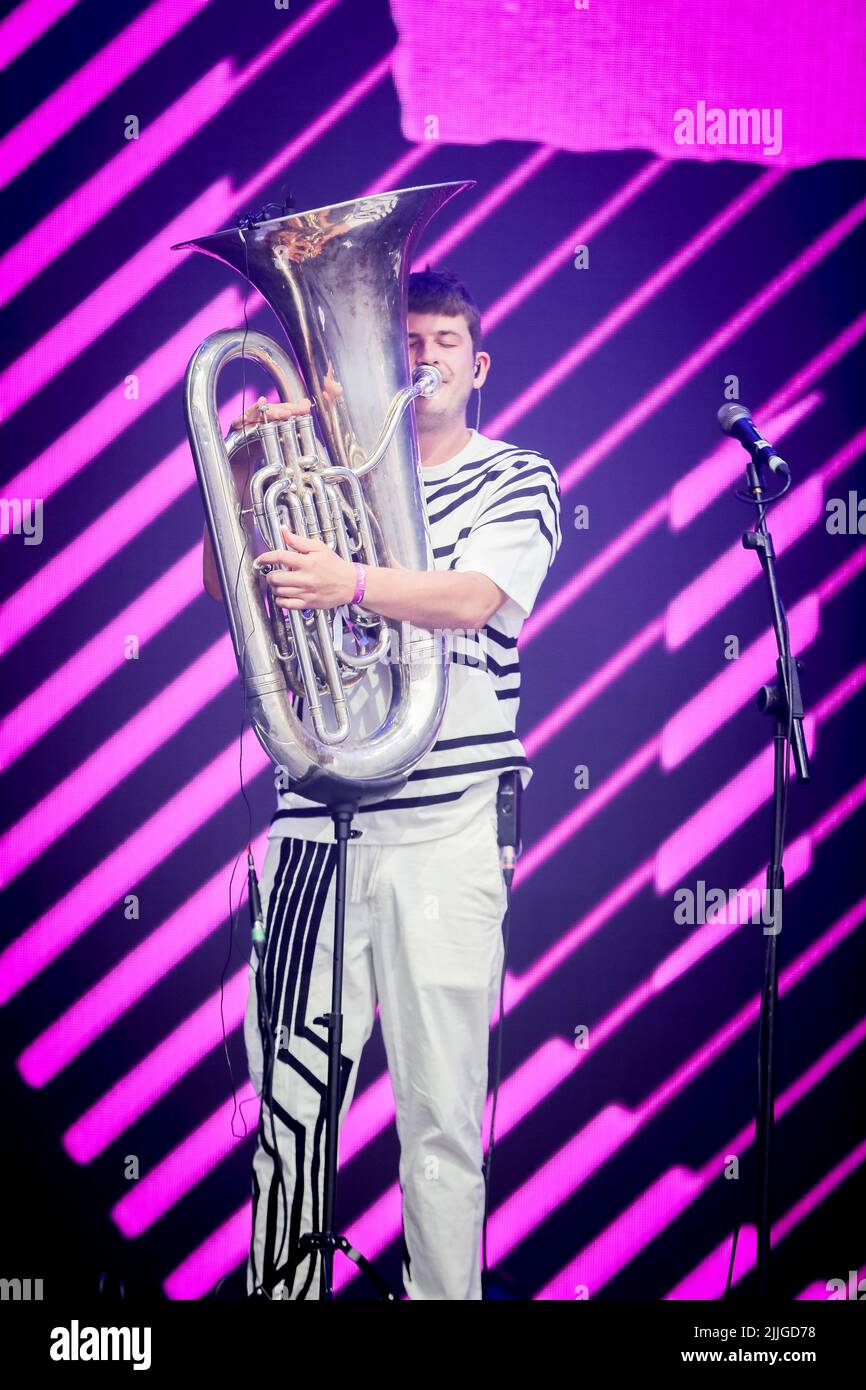 Jodrell Bank, Cheshire, Regno Unito. 24th luglio 2022. Anna Meredith si esibisce dal vivo sul Lovell Stage al Bluedot Festival 2022, che si tiene presso l'osservatorio della Jodrell Bank. Foto Stock