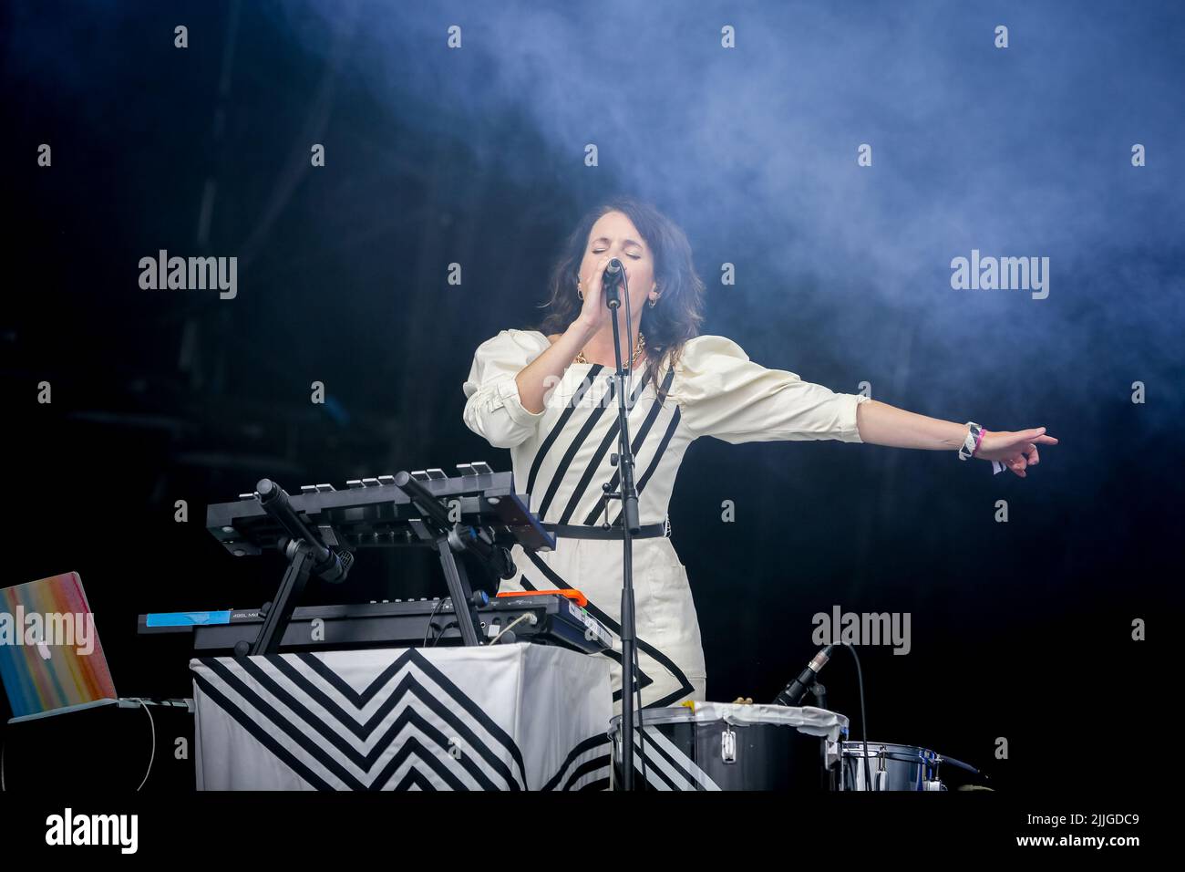 Jodrell Bank, Cheshire, Regno Unito. 24th luglio 2022. Anna Meredith si esibisce dal vivo sul Lovell Stage al Bluedot Festival 2022, che si tiene presso l'osservatorio della Jodrell Bank. Foto Stock