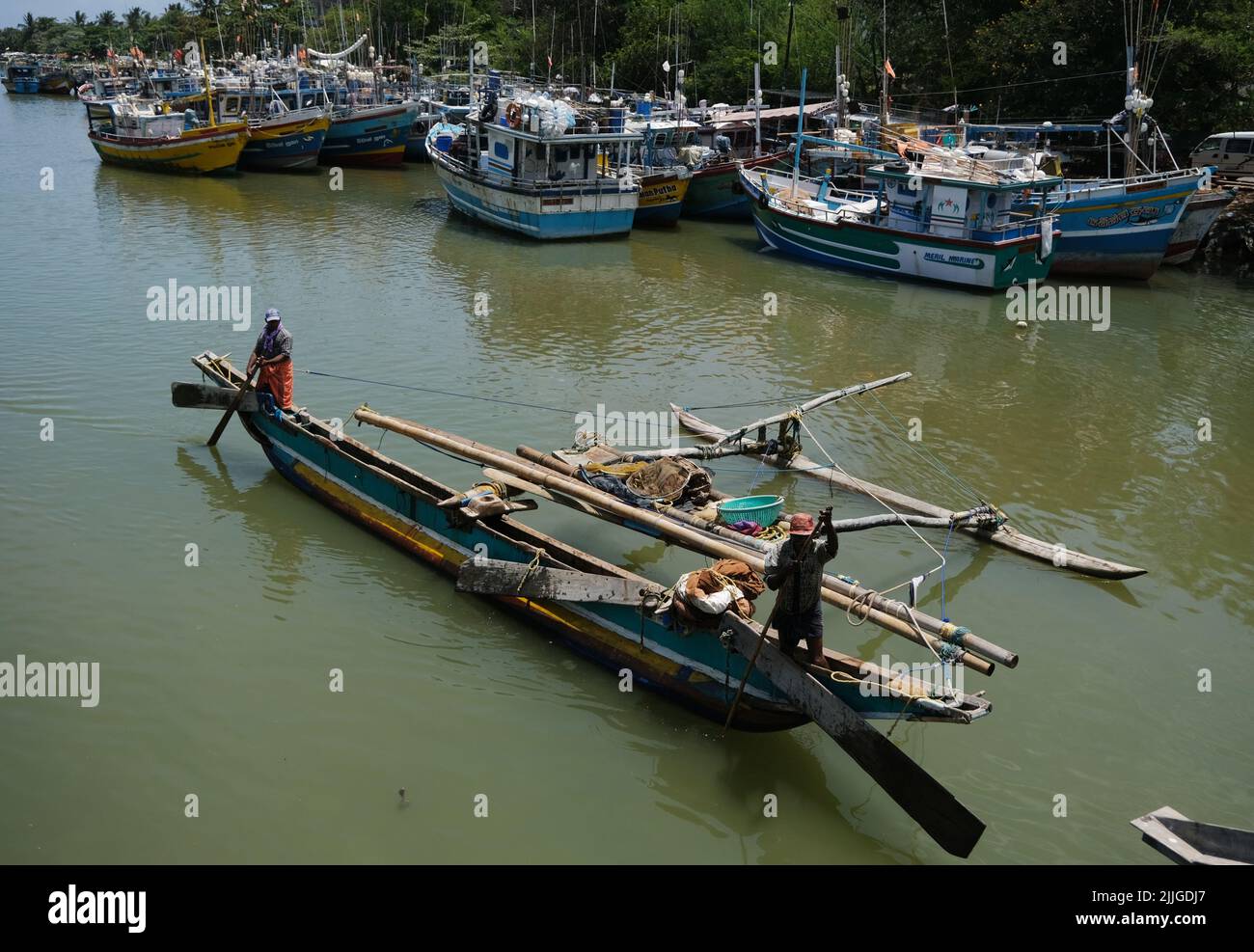 Negombo, Sri Lanka. 26th luglio 2022. I pescatori lavorano in un villaggio di pescatori a Negombo, Sri Lanka, 26 luglio 2022. A causa della scarsità di olio combustibile, molti pescatori dello Sri Lanka si sono rivolti a barche a vela tradizionali a motore umano per pescare per vivere. Credit: Wang Shen/Xinhua/Alamy Live News Foto Stock