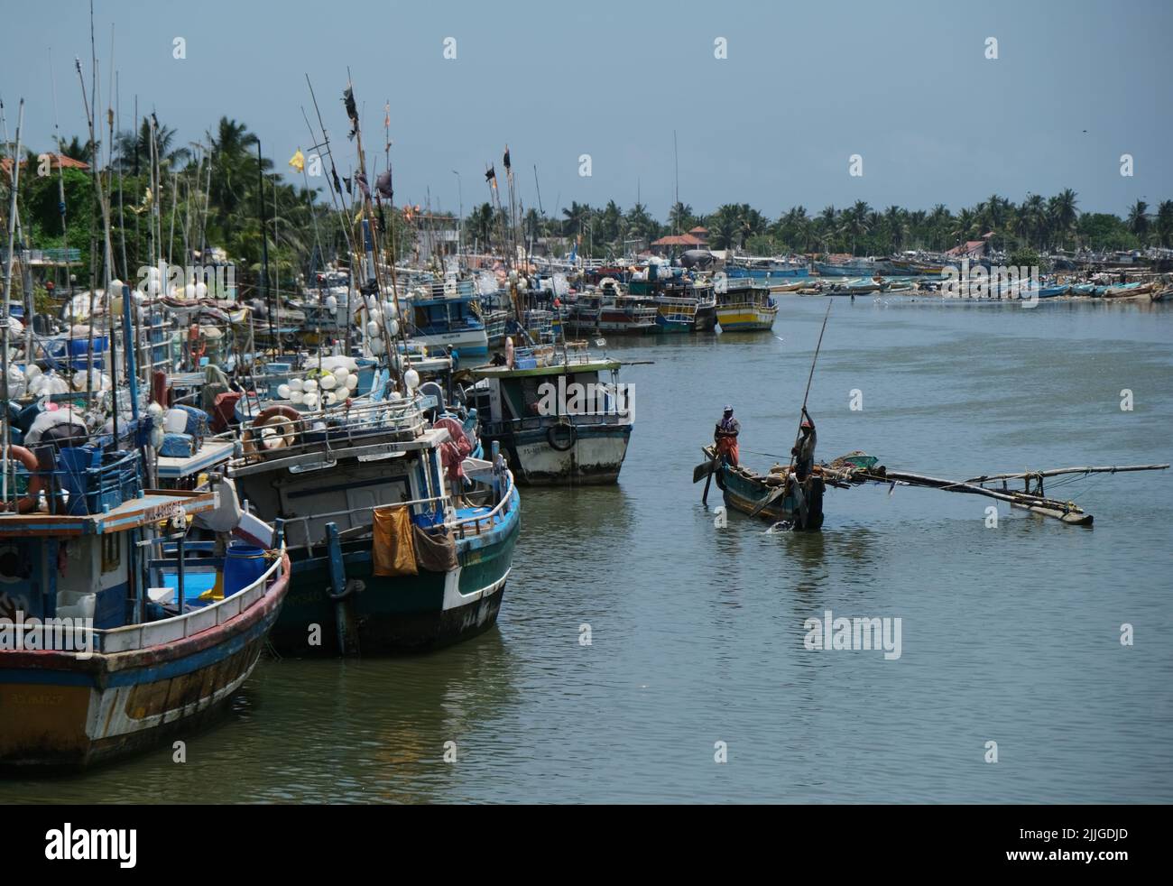 Negombo, Sri Lanka. 26th luglio 2022. I pescatori lavorano in un villaggio di pescatori a Negombo, Sri Lanka, 26 luglio 2022. A causa della scarsità di olio combustibile, molti pescatori dello Sri Lanka si sono rivolti a barche a vela tradizionali a motore umano per pescare per vivere. Credit: Wang Shen/Xinhua/Alamy Live News Foto Stock