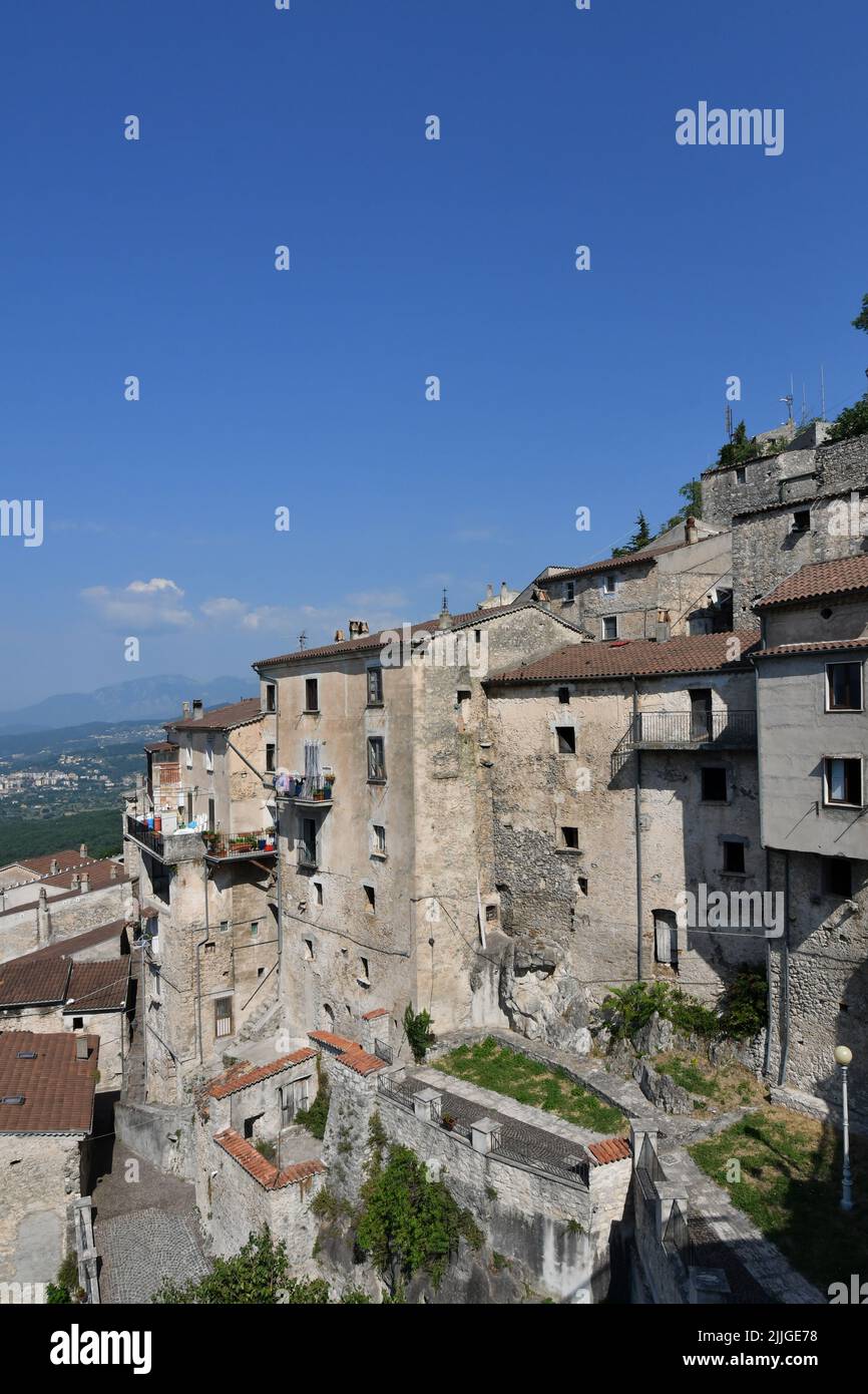 Vista panoramica sul borgo molisiano di Pesche, Italia. Foto Stock