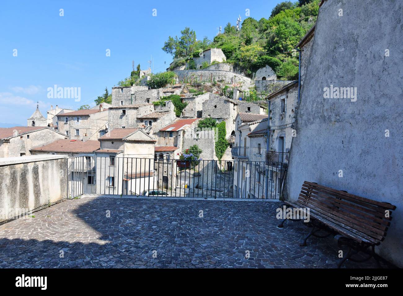 Vista panoramica sul borgo molisiano di Pesche, Italia. Foto Stock
