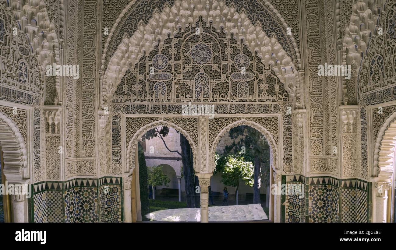 Primo piano di elaborati archi e soffitto al palazzo e fortezza dell'Alhambra a Granada, Andalusia, Spagna Foto Stock