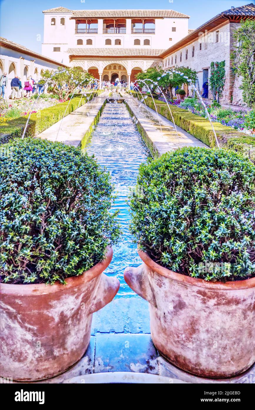 Il patio de la Acequia nel Generalife - giardino d'acqua con fontane nel palazzo dell'Alhambra e fortezza a Granada, Andalusia, Spagna Foto Stock