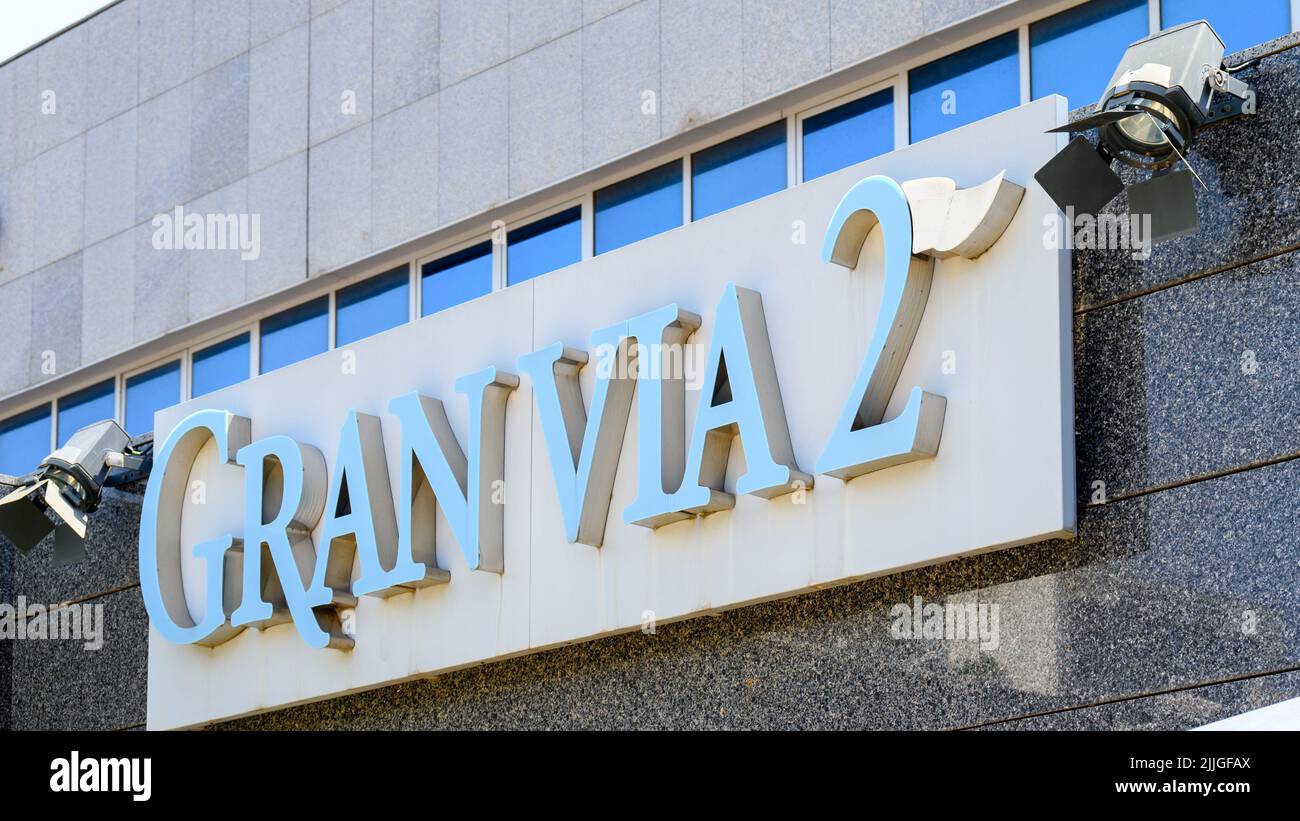 Insegna Gran Via 2 nella parete esterna del centro commerciale. Foto Stock