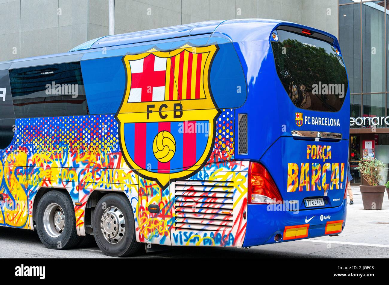 FCB o Football Club Barcelona. Primo piano della parte reale di un autobus con il logo o il cartello della squadra Foto Stock