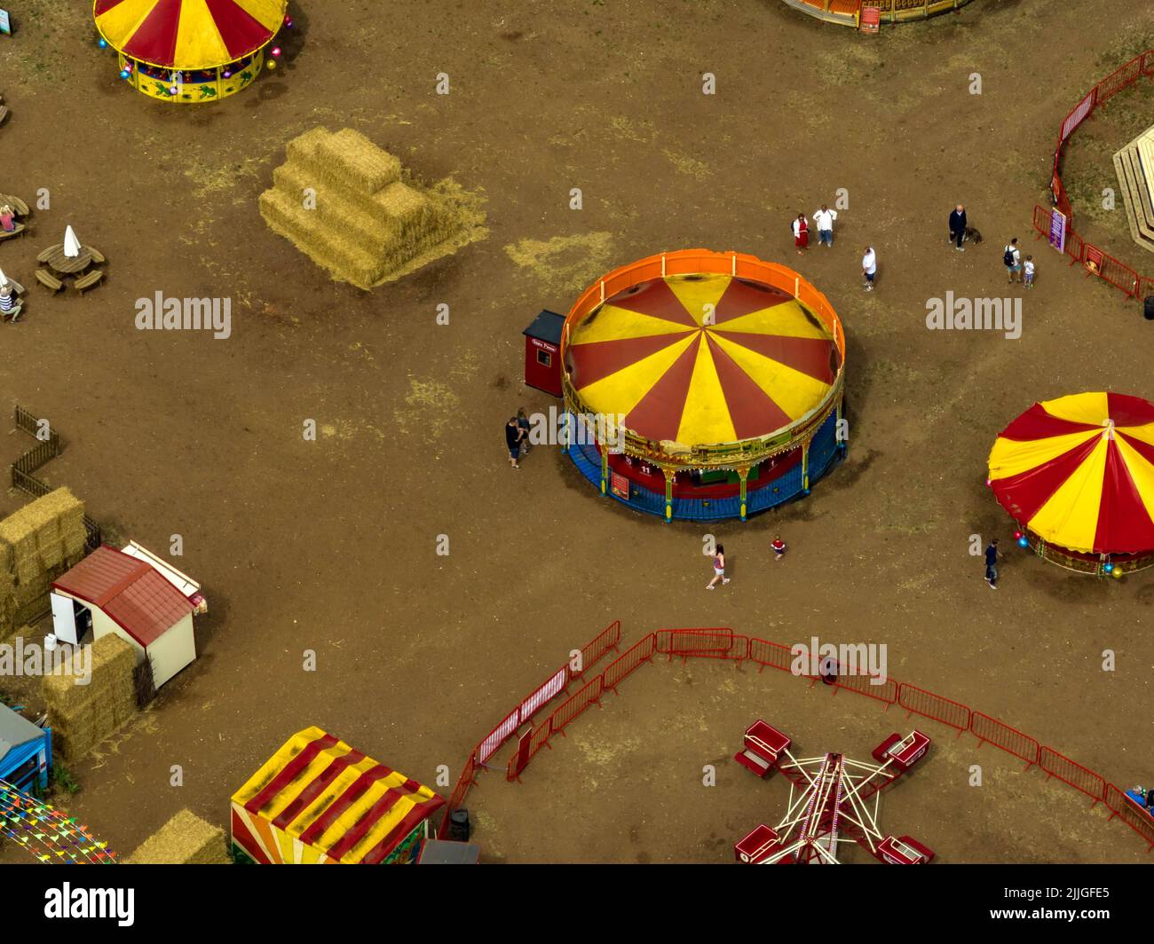 Il grande labirinto Ryedale ritorna per il suo terzo anno ai piedi degli Yorkshire Wolds, Funfair, Aerial Drone dall'Air Birds Eye View Foto Stock