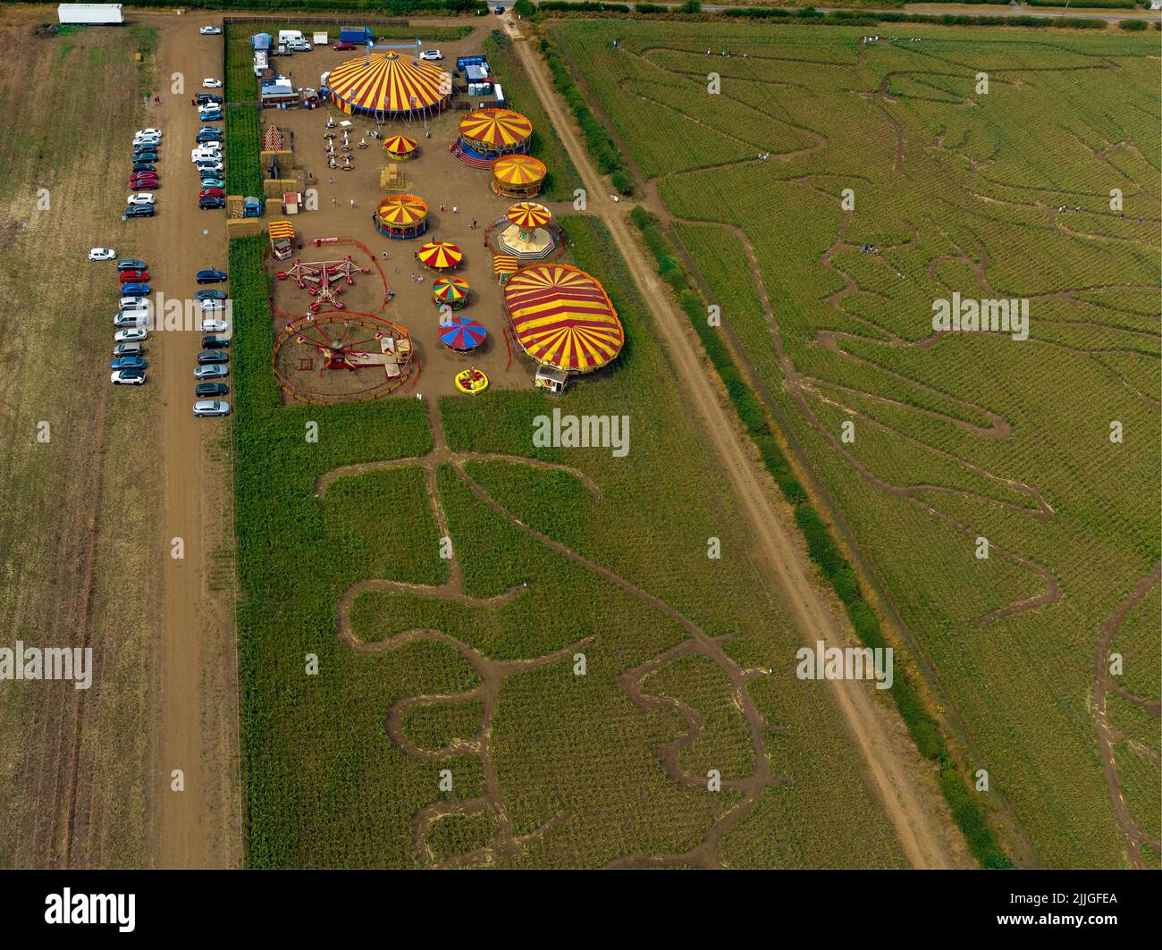 Il grande labirinto Ryedale ritorna per il suo terzo anno ai piedi degli Yorkshire Wolds, Funfair, Aerial Drone dall'Air Birds Eye View Foto Stock