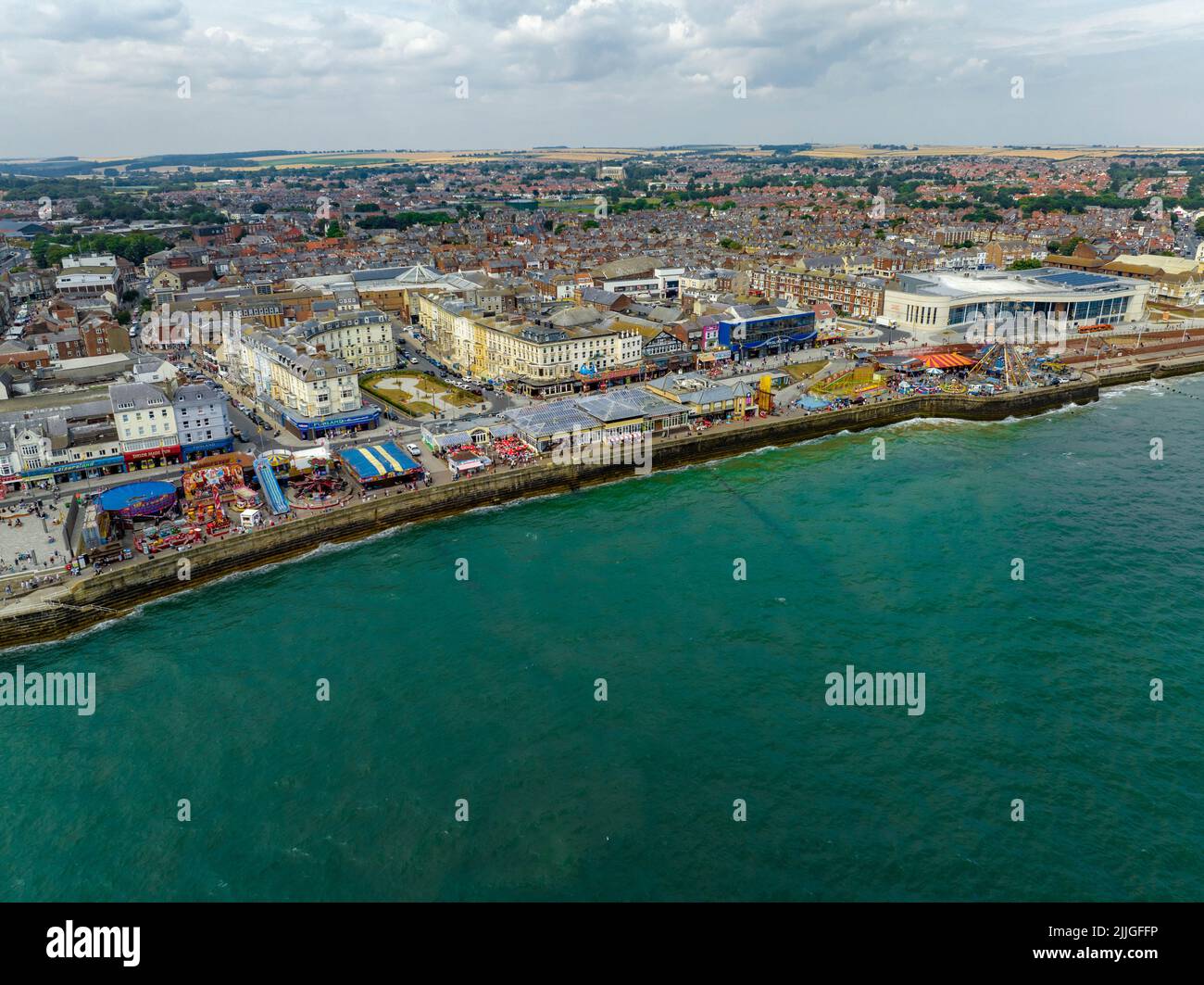 Bridlington Sea Side Sea Front, incluso Bayside Funfair, Aerial Drone dall'Air Birds Eye View Foto Stock