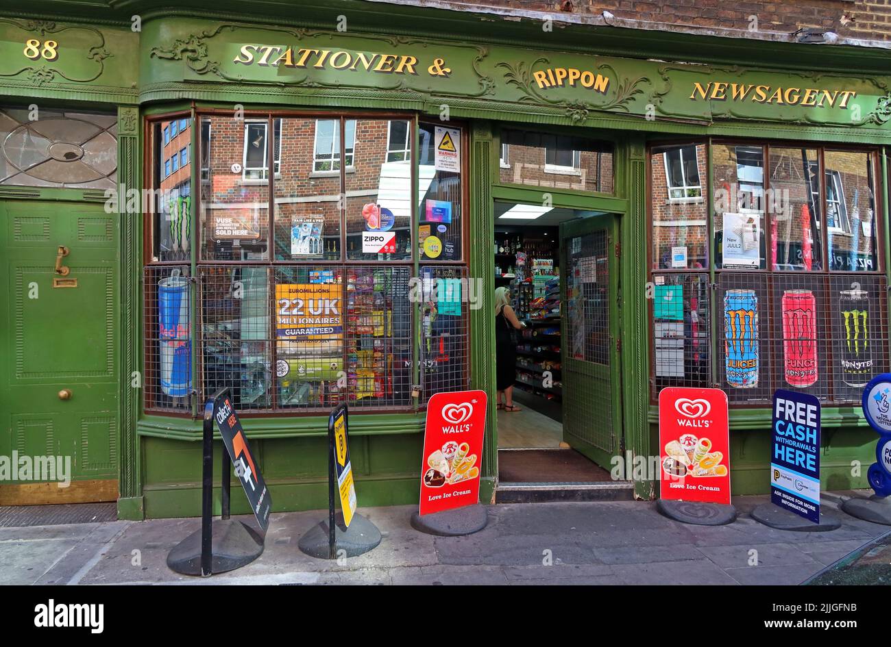 Rippon, tradizionale Soho Stationer & NewsAgent, 88 Dean Street, Londra, Inghilterra, Regno Unito, W1D 3ST Foto Stock