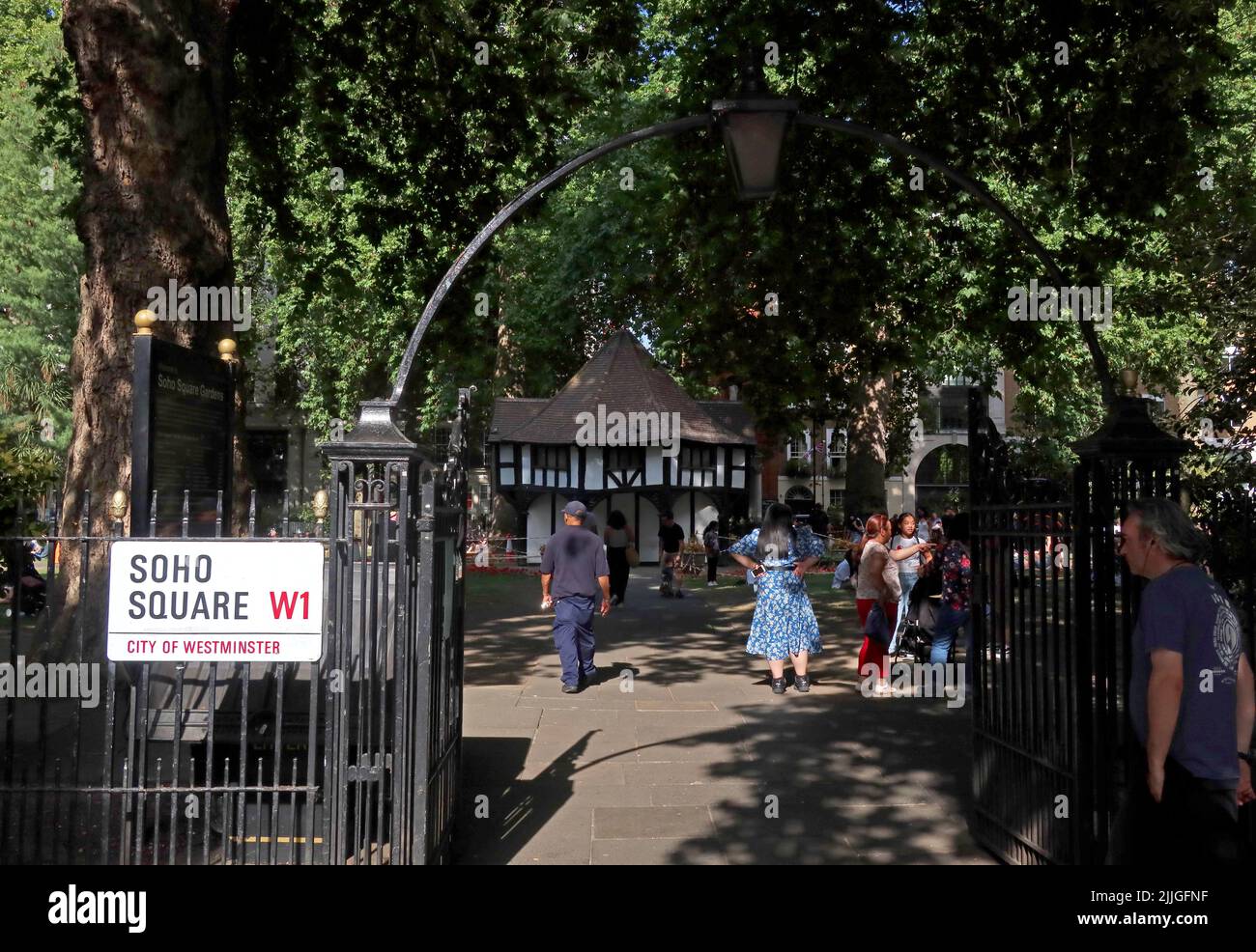 Porta d'ingresso alle folle estive nel parco di Soho Square, Soho - Entertainment District, Londra, Inghilterra, Regno Unito, W1D 3QN Foto Stock