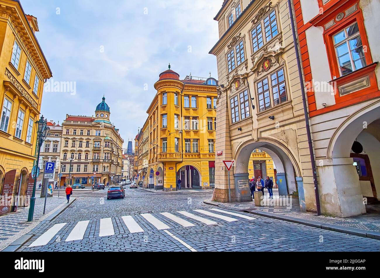 Esplora lo storico quartiere di Mala Strana e passeggia tra gli edifici colorati di Piazza Malostranske (quartiere minore), Praga, Repubblica Ceca Foto Stock
