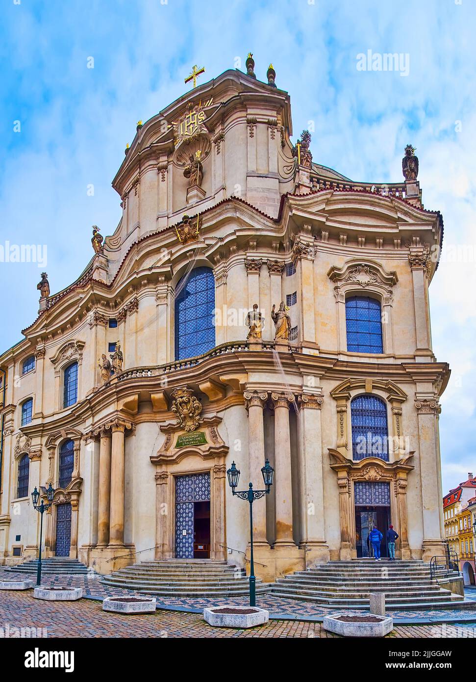 La facciata barocca scolpita della storica chiesa di San Nicola, situata in Piazza Malostranske (quartiere minore) nel quartiere di Mala Strana, Praga, CZE Foto Stock