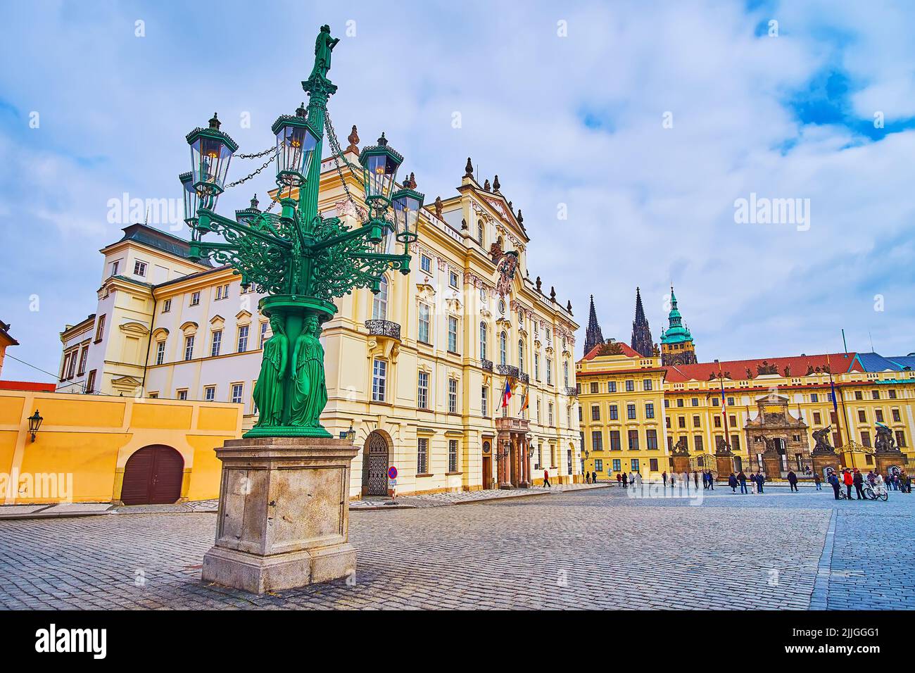 La scenografica Candelabra vintage scolpita, si trova di fronte al Palazzo dell'Arcivescovo in Piazza del Castello, Praga, Repubblica Ceca Foto Stock