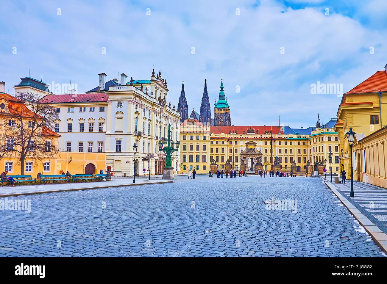 Complesso architettonico di Piazza del Castello di Hradcany con il Palazzo dell'Arcivescovo e il nuovo Palazzo reale del Castello di Praga con le torri della Cattedrale di San Vito Foto Stock