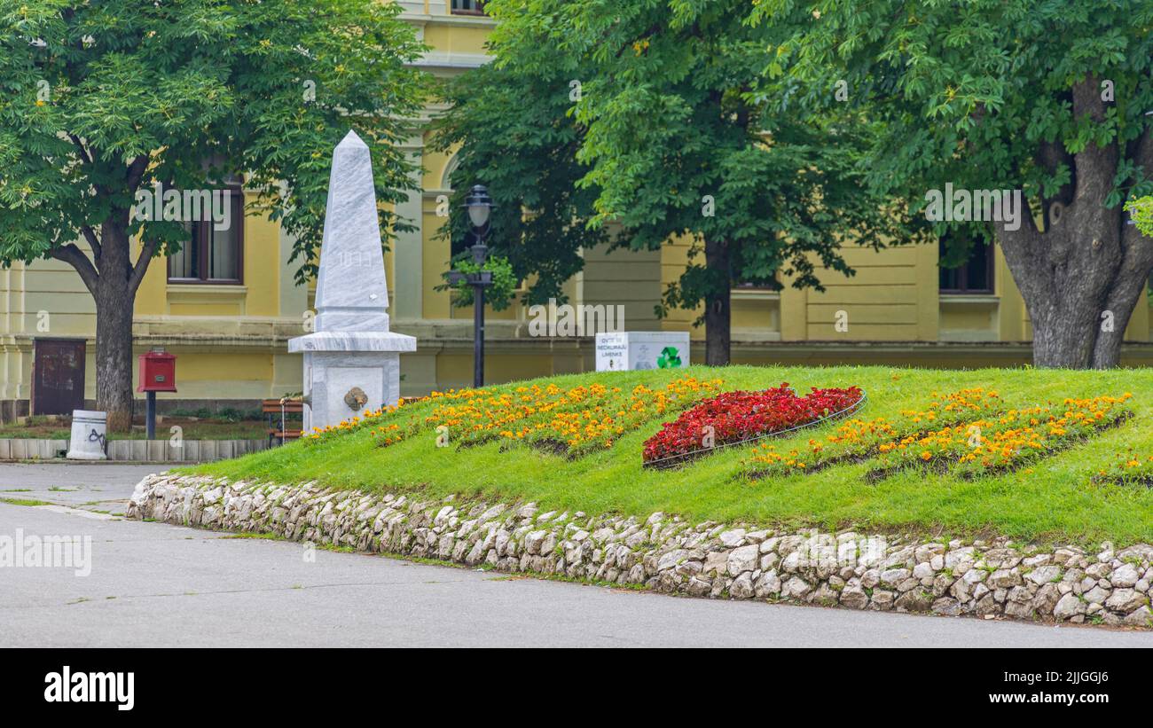 Zajecar, Serbia - 12 giugno 2022: Fontana dell'acqua Landmark Heart Shape Flowers and Cirillic Sign Zajecar in City Park at Liberation Square. Foto Stock
