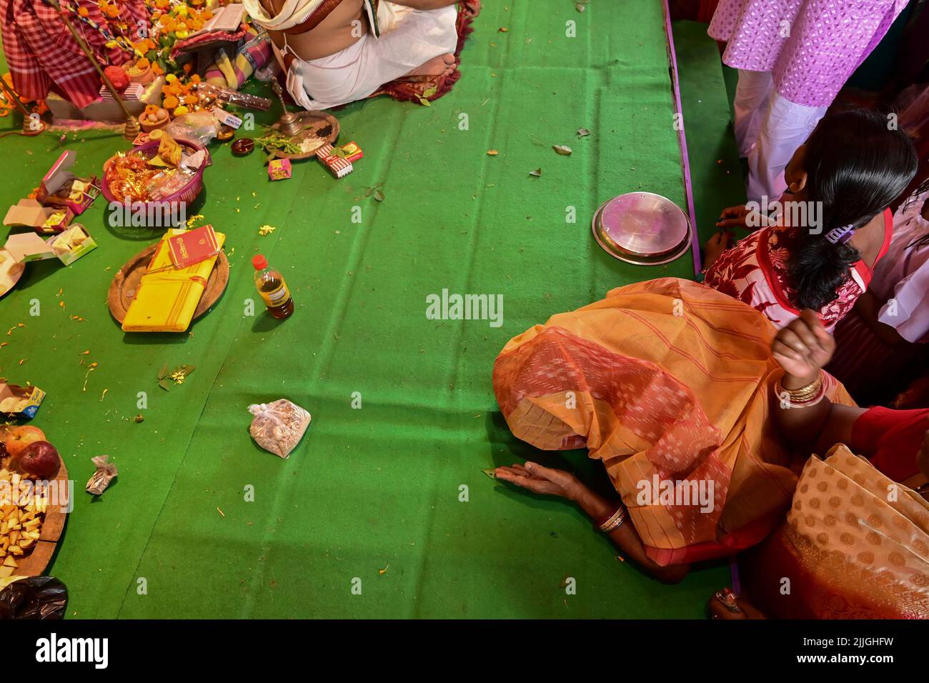 Howrah, Bengala Occidentale, India - 14th Ottobre 2021 : devoti indù che offrono pushpanjali alla dea Durga, rituale per adorare la dea con fiori. Foto Stock