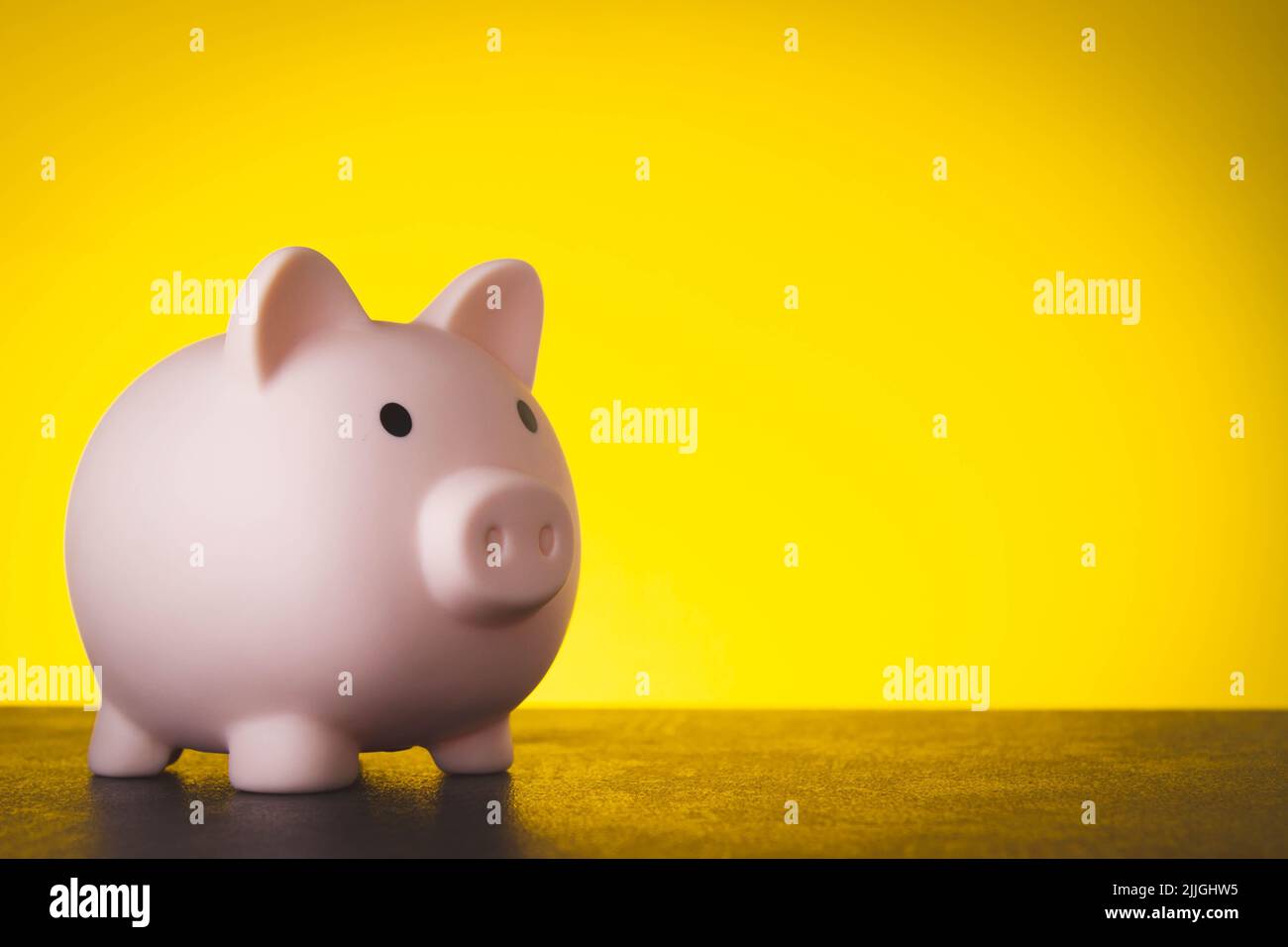 Accumulo di denaro. Immagazzinando le monete in una banca del piggy. Investimenti di interesse. Deposito bancario. Foto Stock