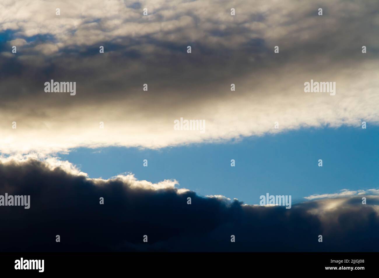 Nuvole nel cielo. Nuvola bianca nel cielo blu. Luce del sole durante il giorno. Foto Stock