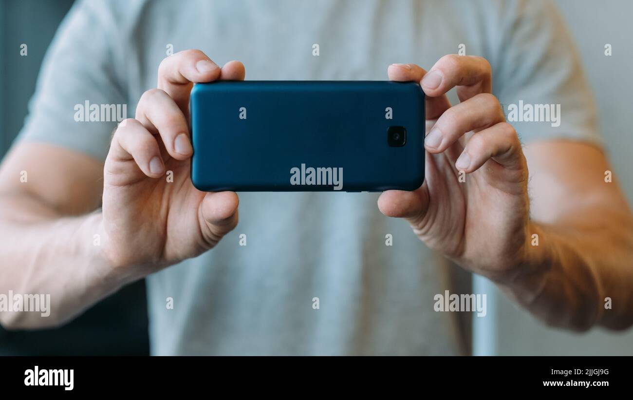 video della fotocamera per smartphone uomo con tecnologia moderna Foto Stock