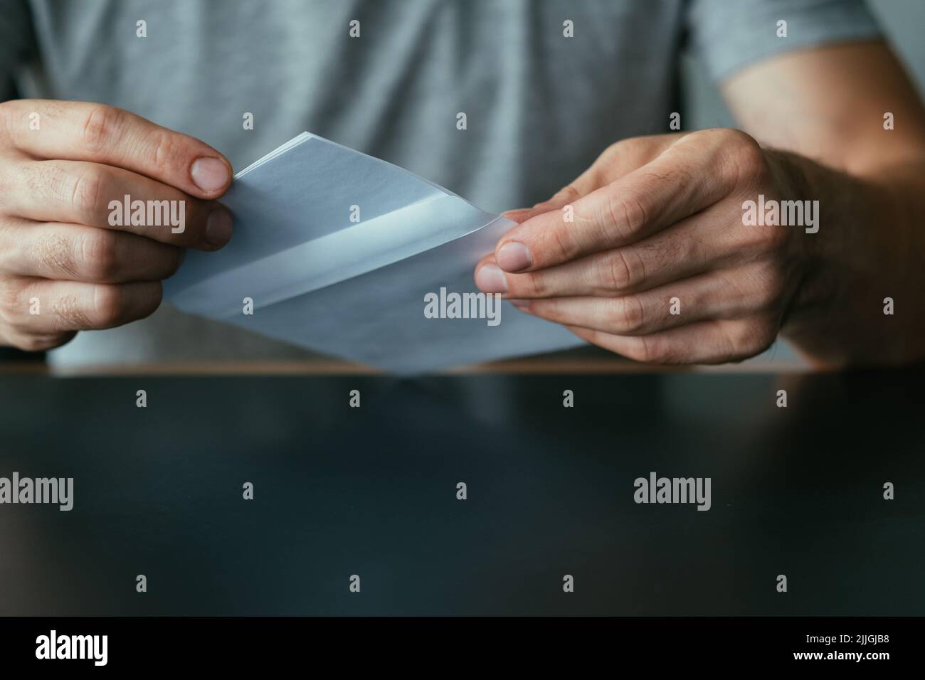 lettera di ammissione man busta ricevuto posta Foto Stock