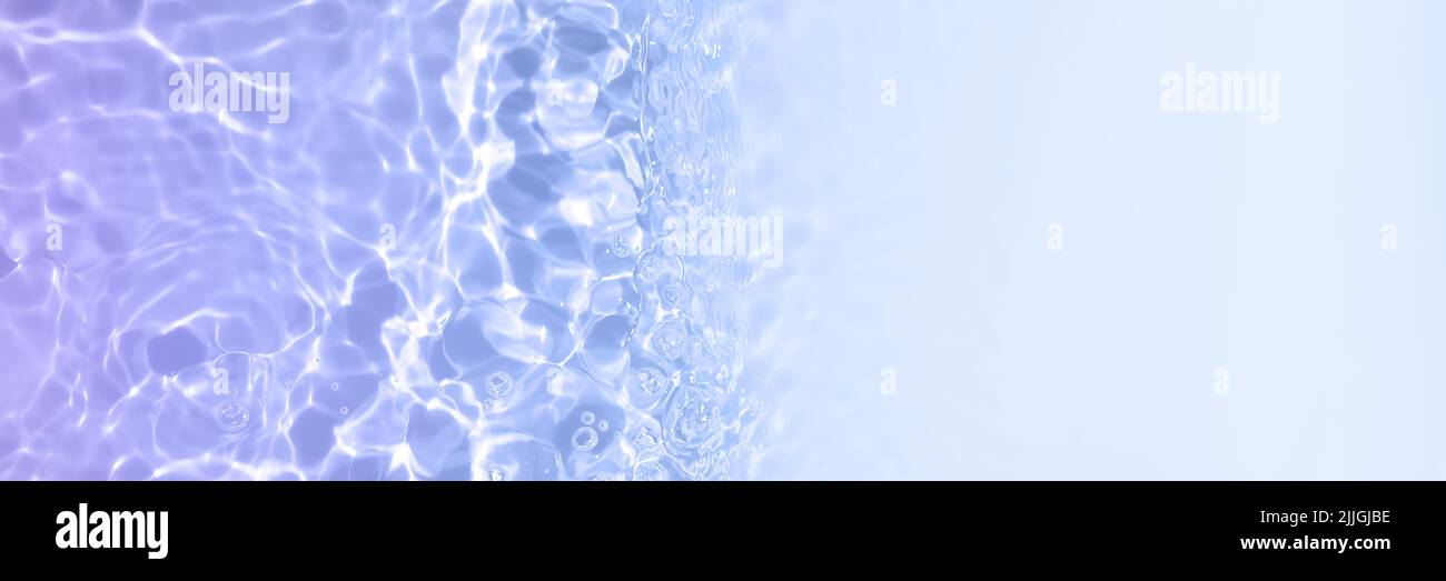 Trasparente trasparente chiaro acqua calma superficie texture con onde, schizzi e bolle. Sfondo naturale astratto alla moda. Acqua bianca e blu onde in Foto Stock