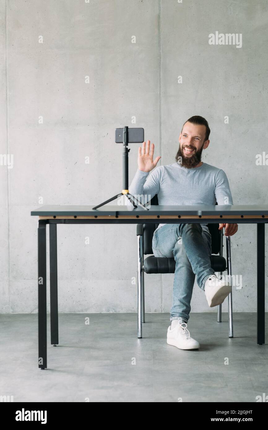 fotocamera per smartphone da uomo di hipster per il business coaching Foto Stock