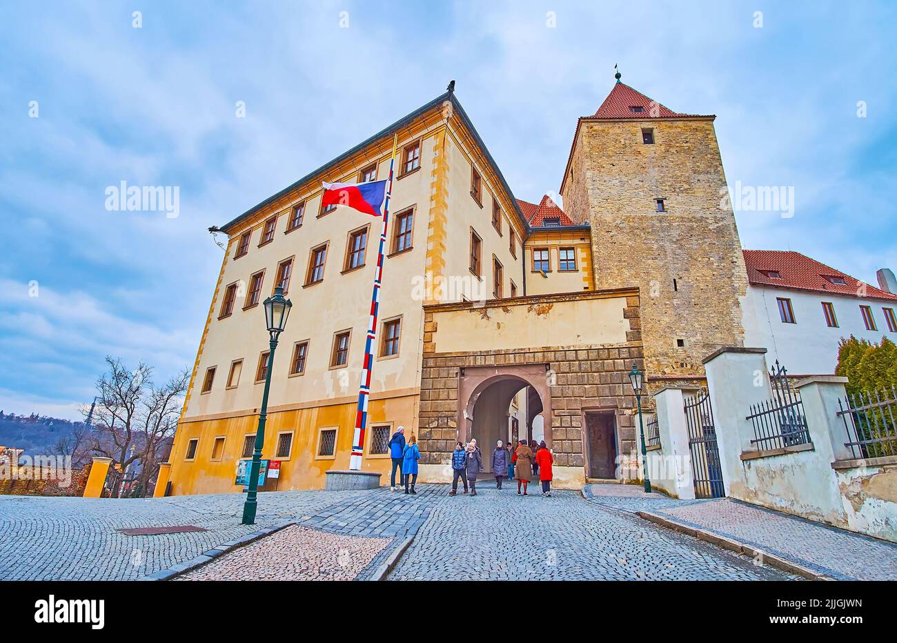 PRAGA, Repubblica CAZECH - 6 MARZO 2022: La porta della Torre Nera del Castello medievale di Praga, situato in cima alla collina, distretto di Hradcany, il 6 marzo a Pragu Foto Stock