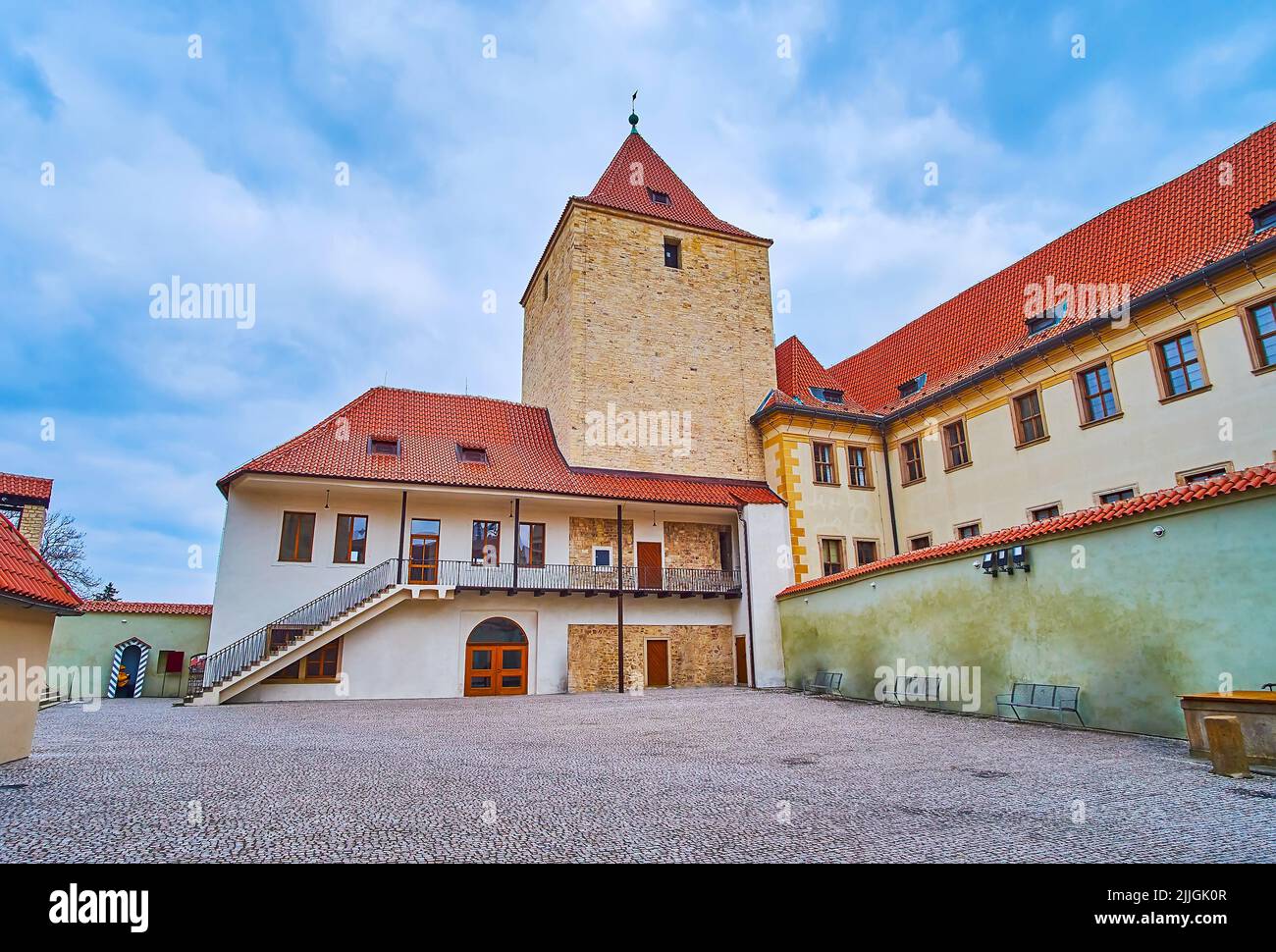 La Torre Nera dalla corte del più alto Burgraviato di Praga Castello, Hradcany, Repubblica Ceca Foto Stock