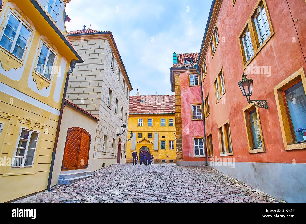 La stretta corsia d'Oro con case storiche, Hradcany, Praga, Repubblica Ceca Foto Stock