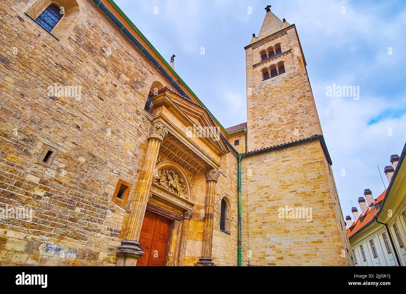 Il muro di pietra laterale e il campanile di San Giorgio basilica, Jirska (St George) Street, Hradcany, Praga, Repubblica Ceca Foto Stock