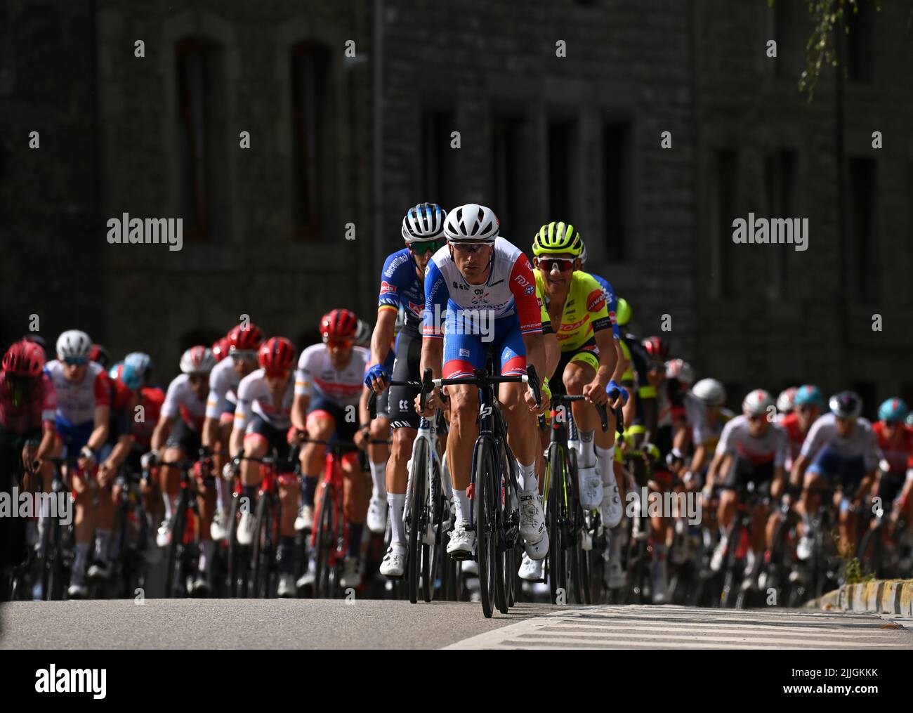 Couvin, Belgio, 26 luglio 2022. Il francese Anthony Roux di Groupama-FDJ e il lussemburghese Luc Wirtgen di Bingoal Pauwels Sauces WB sono raffigurati durante la quarta tappa della gara ciclistica Tour De Wallonie, da Durbuy a Couvin (200,9km), martedì 26 luglio 2022. BELGA FOTO JOHN THYS Foto Stock