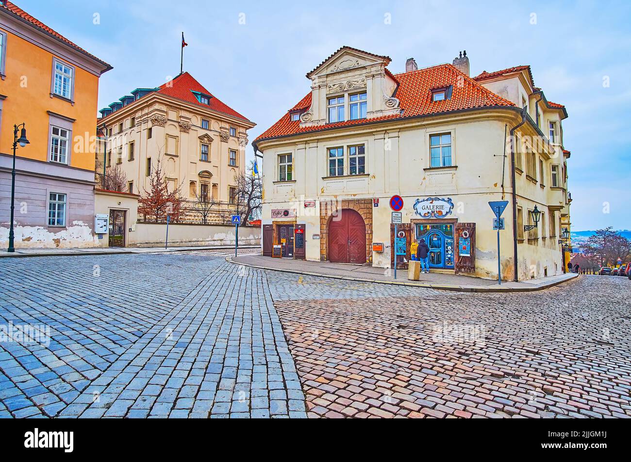 PRAGA, REPUBBLICA CECA - 6 MARZO 2022: Piazza Pohorelec con vecchie case, palazzi, bancarelle di souvenir e caffè, il 6 marzo a Praga Foto Stock