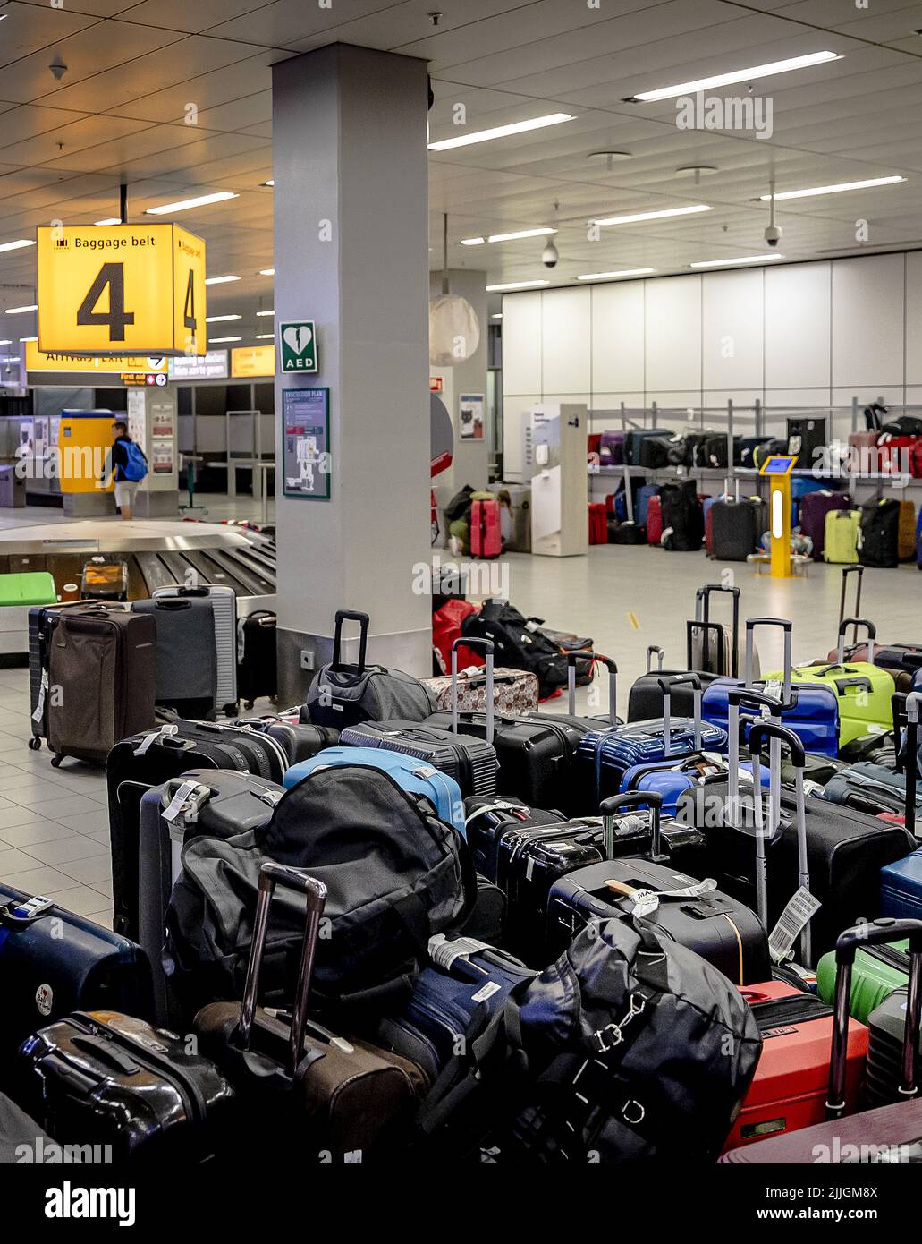 2022-07-25 19:43:09 SCHIPHOL - bagagli lasciati in una sala arrivi di Schiphol. ANP REMKO DE WAAL Paesi bassi out - belgio out Foto Stock