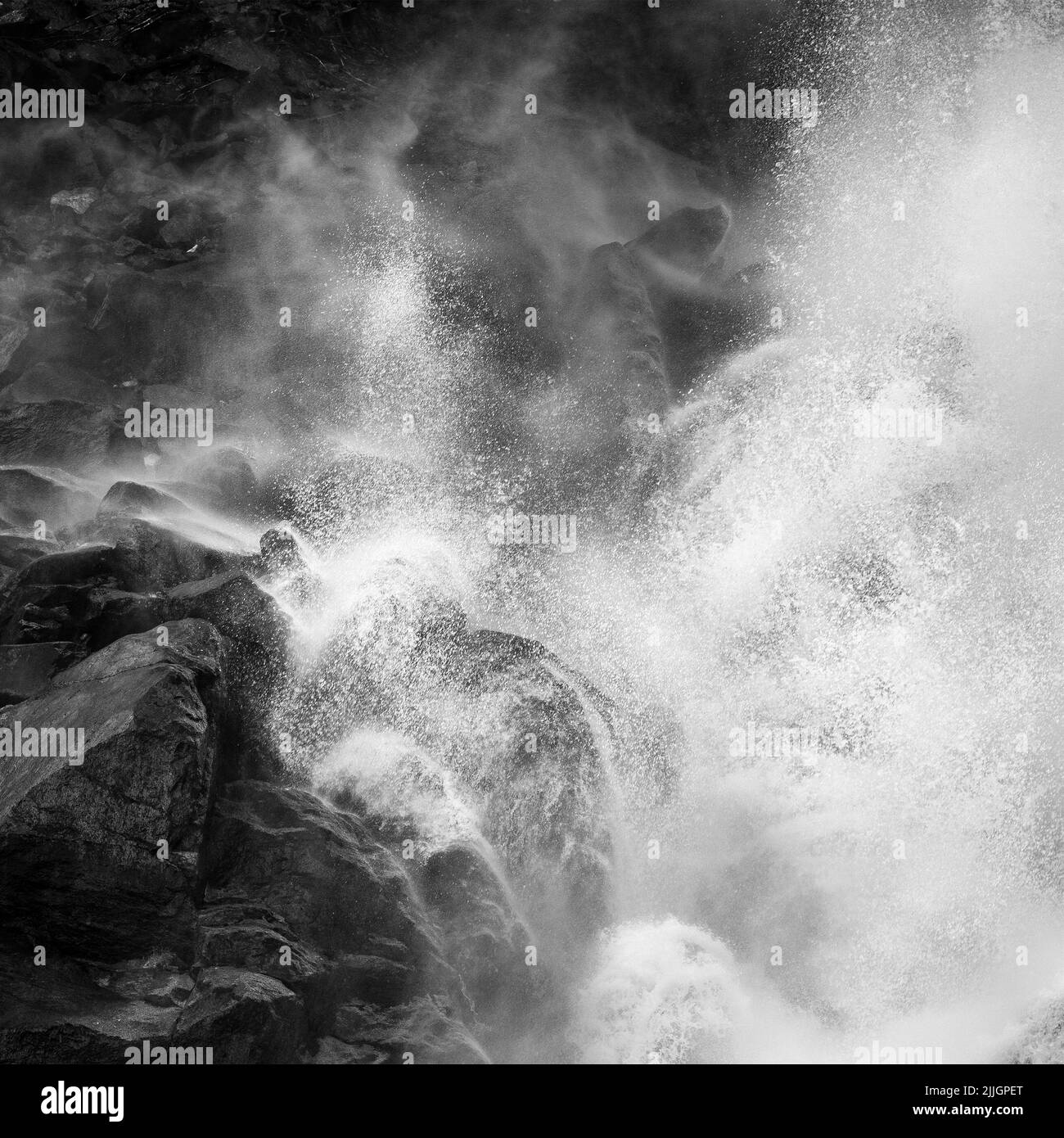 Acqua commovente delle cascate di Krimml (Krimmler Wasserfälle). Rocce e acqua. Alpi austriache. Europa. Bianco e nero di belle arti. Foto Stock