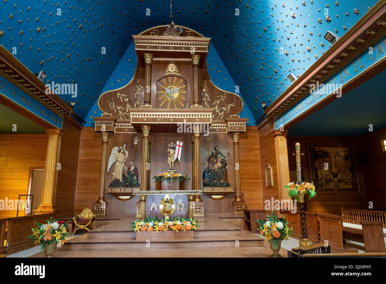 L'abside e la pala d'altare e il soffitto stellare-coperto della Chiesa di nostra Signora del Carmen a la Tirana, Cile. Foto Stock